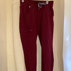 Maroon Figs jogger scrub pants in size small, tall. Good condition!